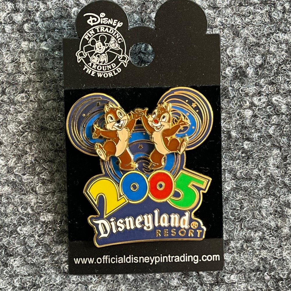 Disney Pin 2005 Disneyland Resort Chip 'n Dale Pin Trading Around the World NWT